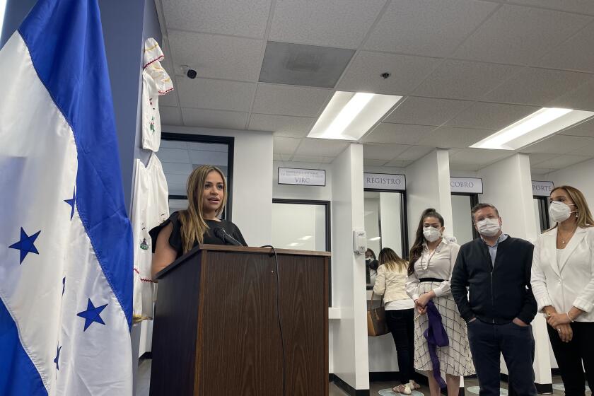 María Fernanda Rivera, cónsul general de Honduras en Los Ángeles, en la inauguración de la ventanilla comunitaria.