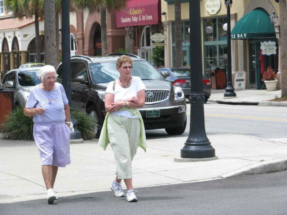 Fotografía donde se muestra a una persona de edad mayor caminando junto a un familiar The Villages (Florida, EE.UU.). EFE/Sinaí Chirinos/Archivo