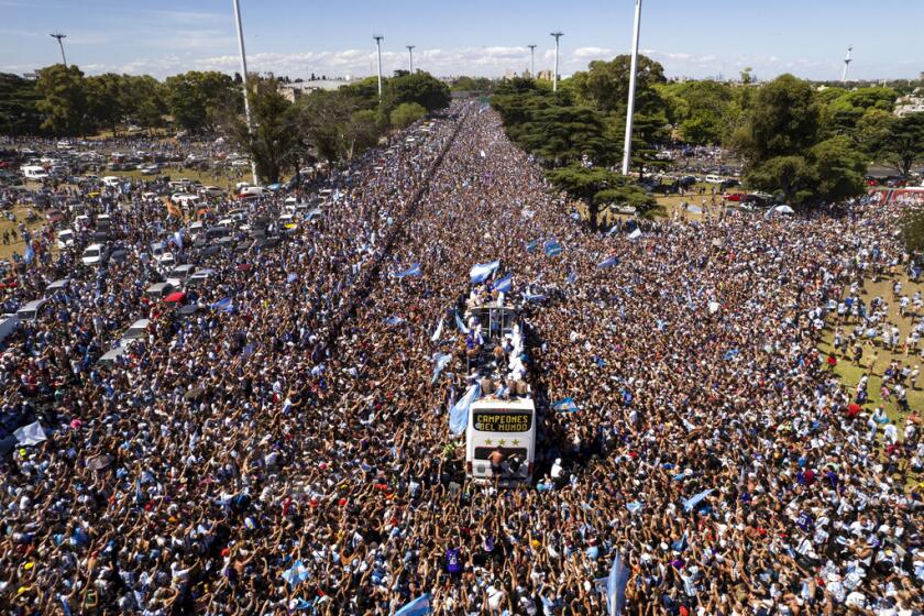 Un mar de gente rodea el autobús que conduce a la selección argentina