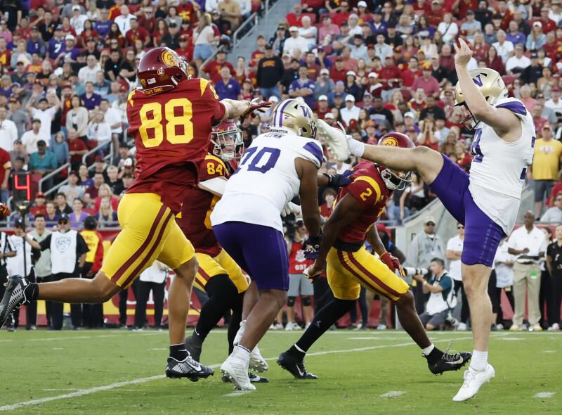 USC's Duce Robinson (88) blocks a punt by Washington's Jake McCallister in the first quarter.
