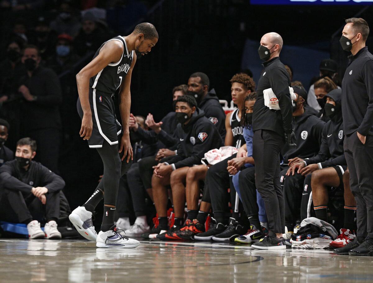 El alero de los Nets, Kevin Durant deja el juego tras lesionarse la rodilla en el encuentro ante los Pelicans.