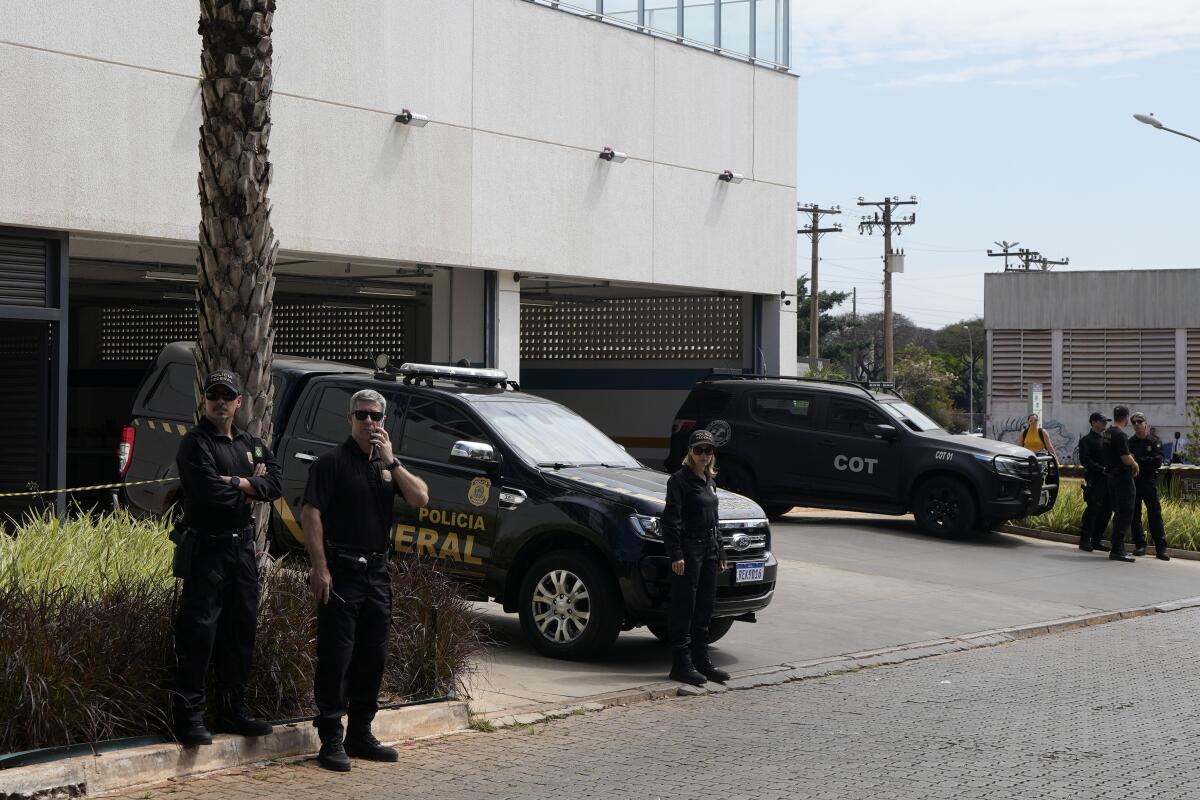 Agentes de la Policía Federal están frente a la sede central de la fuerza