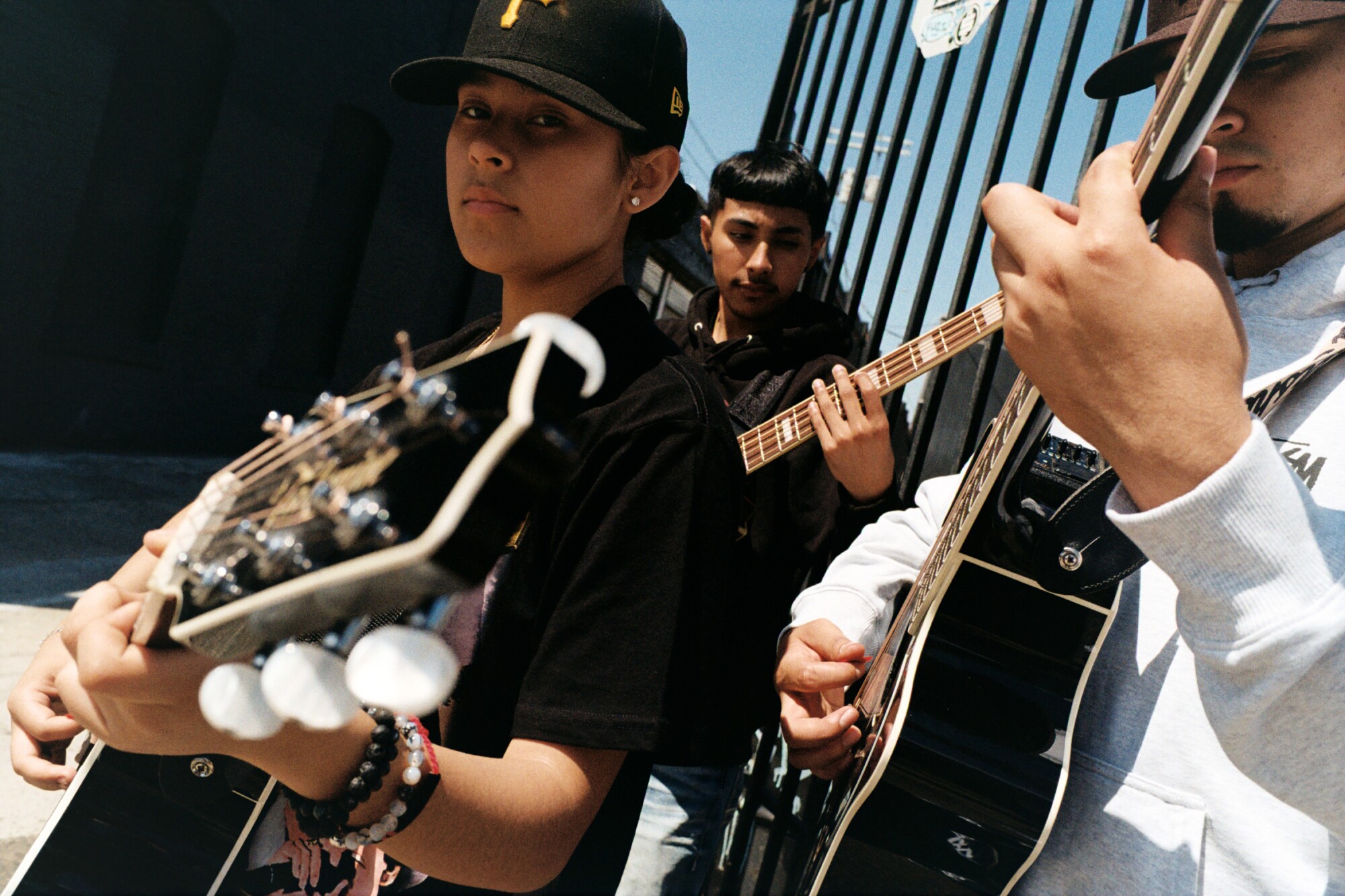 Tres personas tocando música afuera.