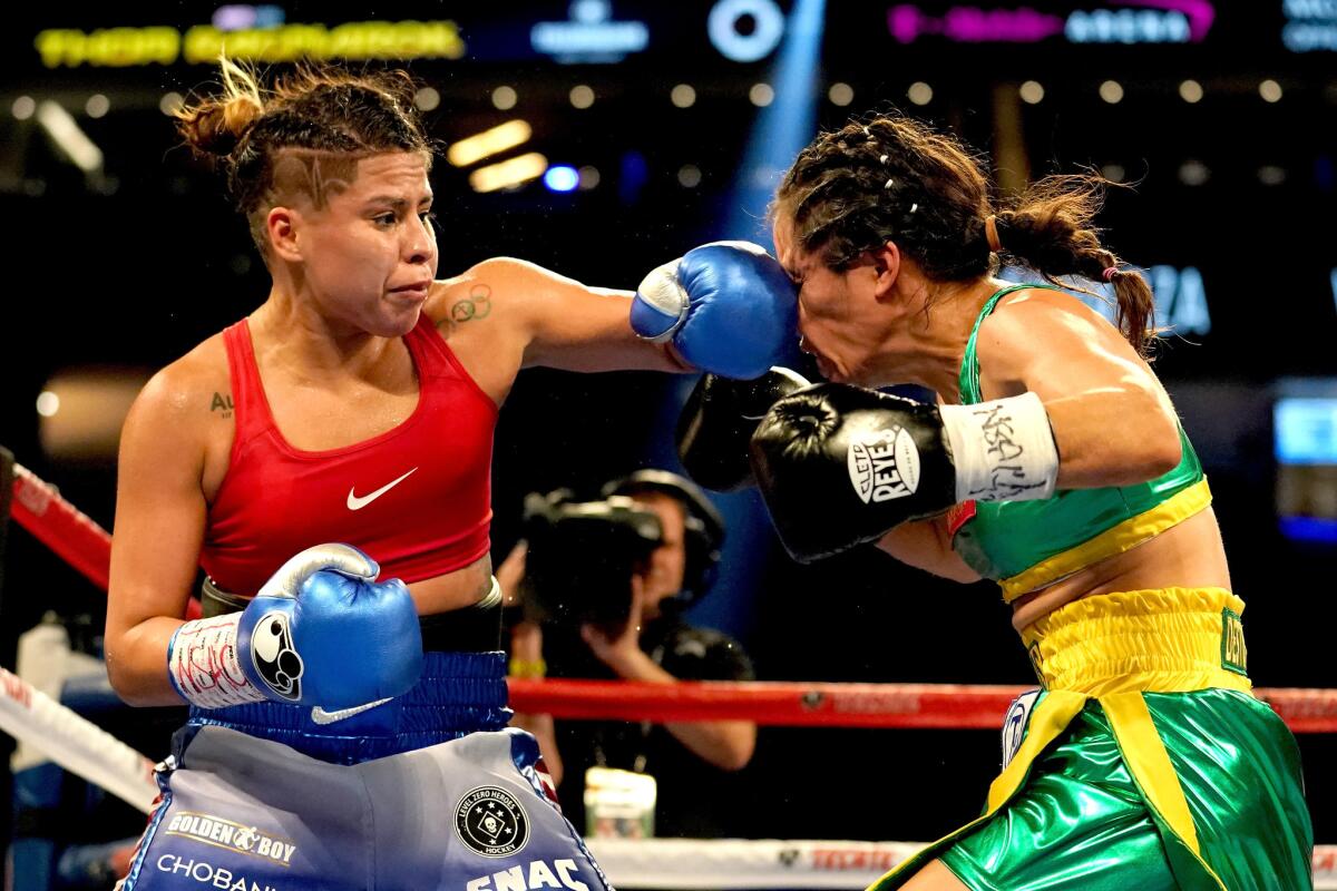LAS VEGAS, NV - SEPTEMBER 16: (L-R) Marlen Esparza connects with a left to the face of Aracely Palacios during their flyweight bout at T-Mobile Arena on September 16, 2017 in Las Vegas, Nevada. (Photo by Al Bello/Getty Images) ** OUTS - ELSENT, FPG, CM - OUTS * NM, PH, VA if sourced by CT, LA or MoD **