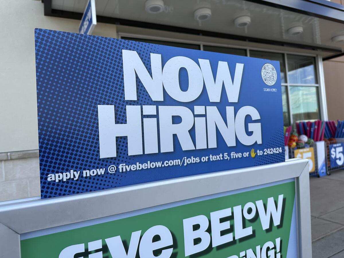 Menos estadounidenses solicitan ayuda por desempleo ante próspero mercado laboral