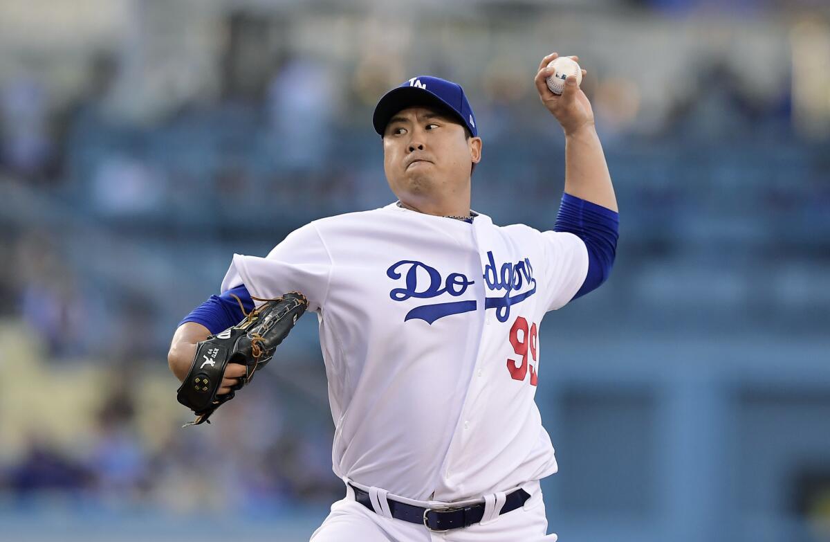 El abridor de los Dodgers de Los Ángeles Hyun-Jin Ryu lanza en el primer inning del juego de la MLB que enfrentó a su equipo con los Mets de Nueva York, el 30 de mayo de 2019, en Los Ángeles.