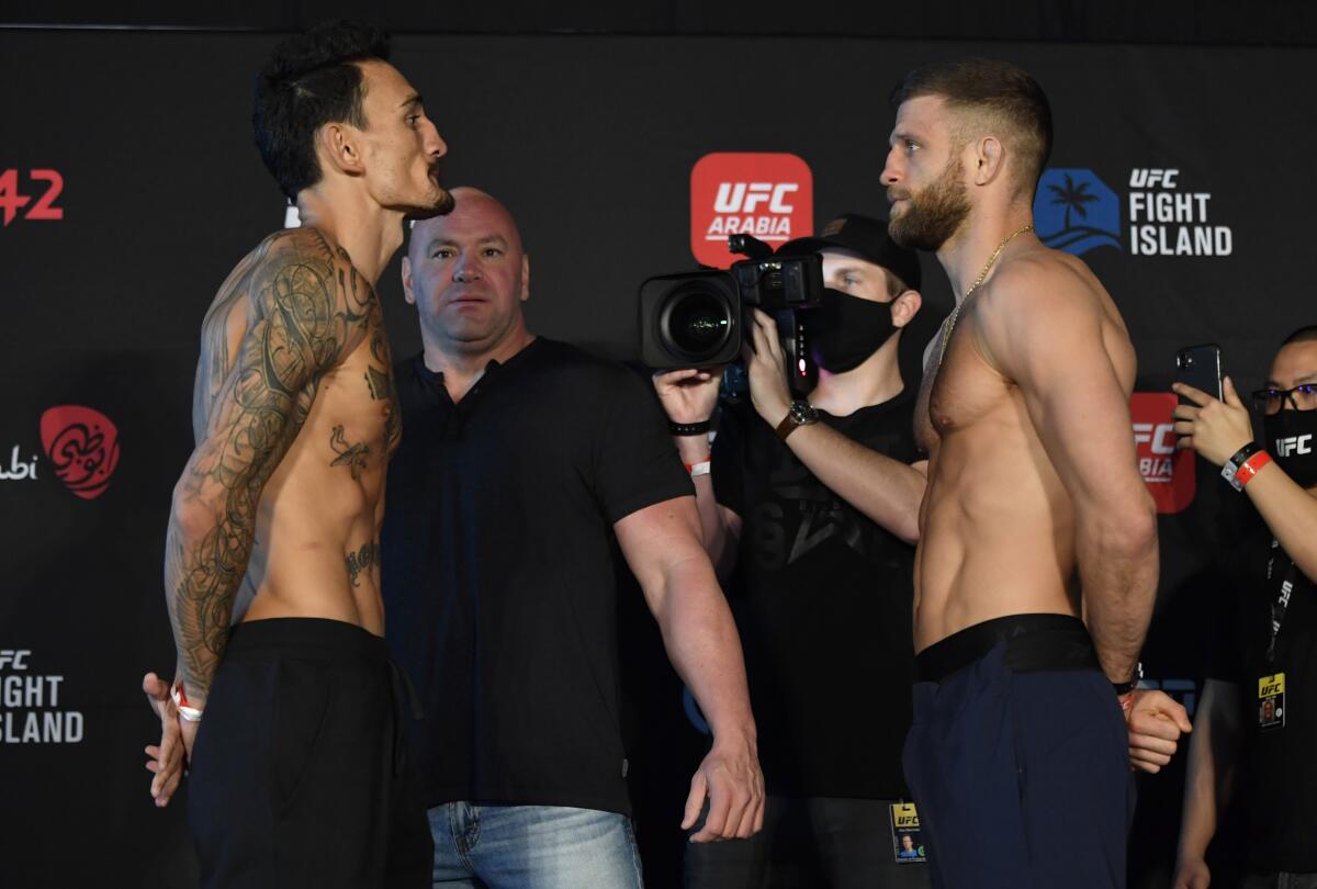 Max Holloway (izq.) enfrenta a Calvin Kattar (der.) 