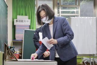 La presidenta de Taiwán, Tsai Ing-wen, deposita sus votos en un colegio electoral en la ciudad de Nuevo Taipéi, Taiwán, el sábado 26 de noviembre de 2022. (Chang Hao-an/Foto de Pool vía AP)