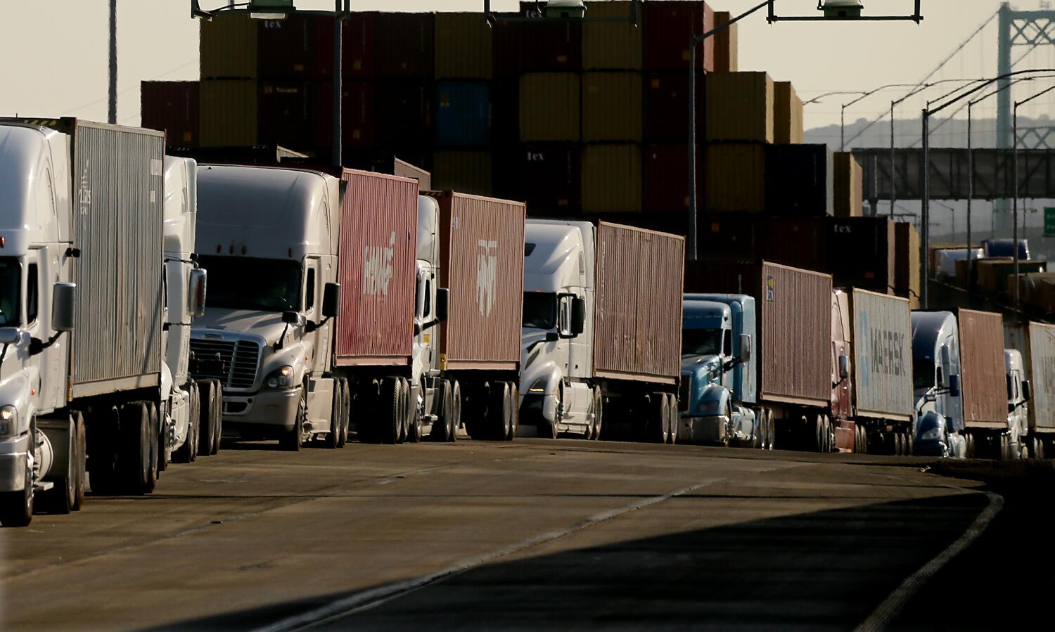 West Coast dockworkers ratify a new six-year contract 1