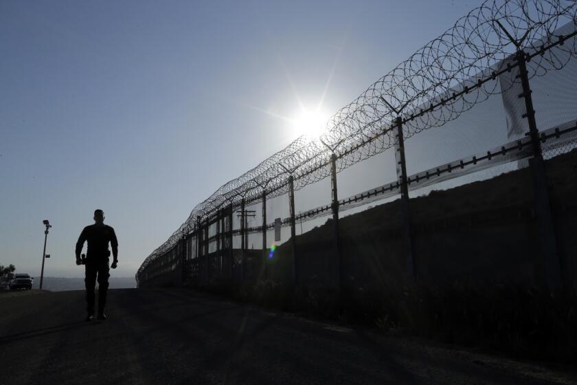 Agentes de la Patrulla Fronteriza arrestan en promedio a unos 120 inmigrantes por día a lo largo de las 60 millas que tiene a su cargo en San Diego.