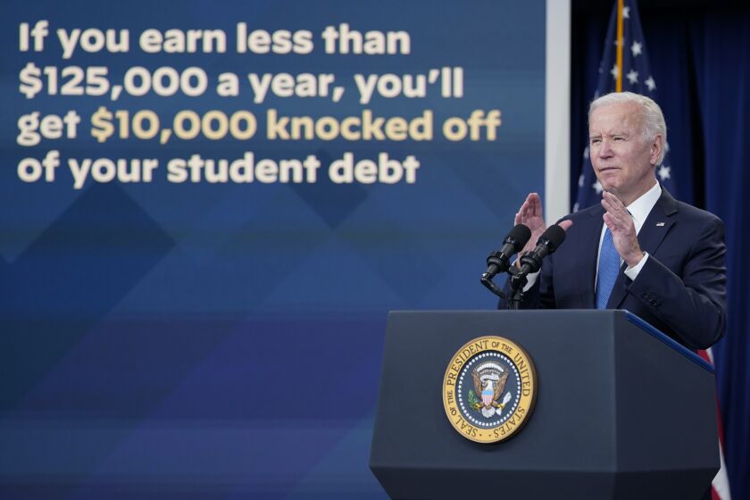 El presidente Joe Biden habla sobre el portal de préstamos estudiantiles en la Casa Blanca, el lunes 17 de octubre de 2022, en Washington. (AP Foto/Susan Walsh)