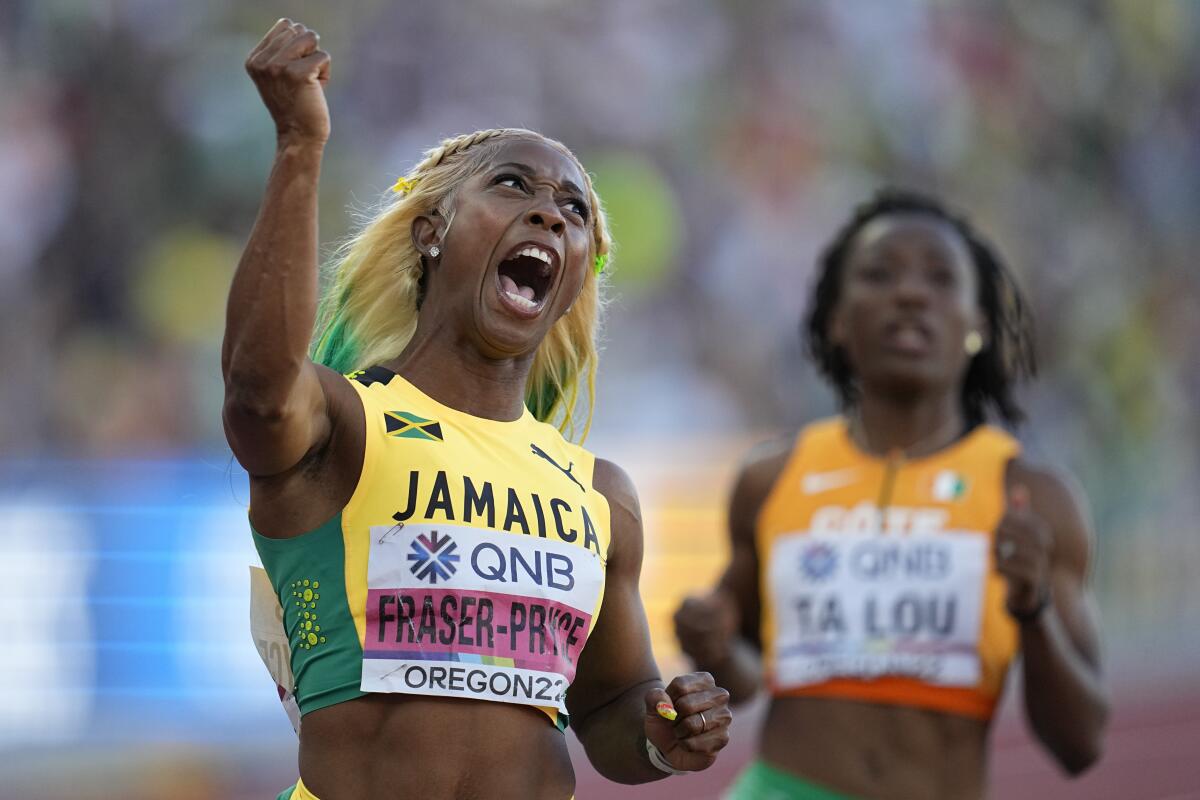La jamaiquina Shelly-Ann Fraser-Pryce reacciona después de ganar el oro en la final de los 100 metros, 