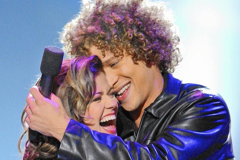 Justin Guarini embraces rival Kelly Clarkson during 2002’s final “American Idol” episode.