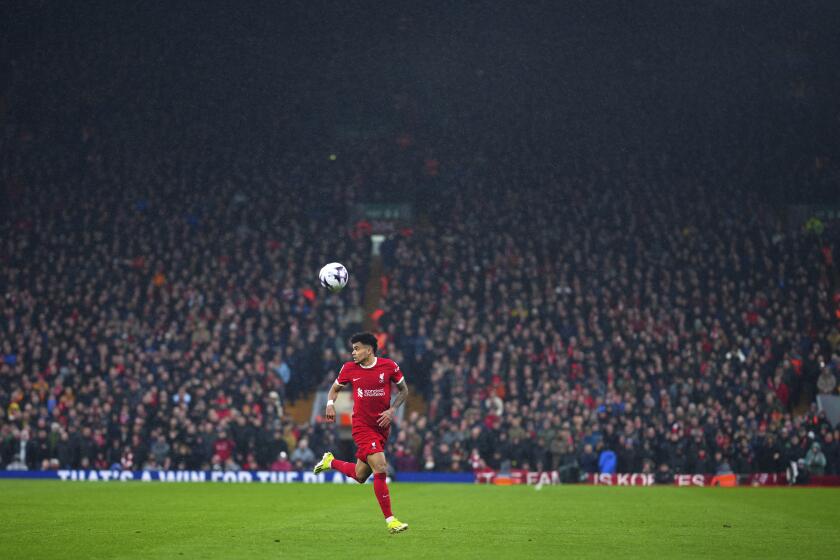 Luis Díaz de Liverpool durante el partido contra Manchester City en la Liga Premier, el domingo 10 de marzo de 2024, en Liverpool. (AP Foto/Jon Super)