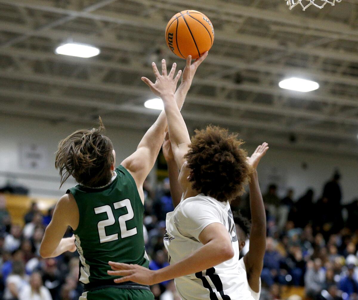 Sage Hill's Andrew Cobb (22) makes a reverse layup in the third quarter of Saturday's game.