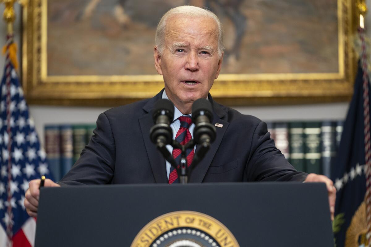 ARCHIVO - El presidente Joe Biden habla en la Sala Roosevelt de la Casa Blanca,