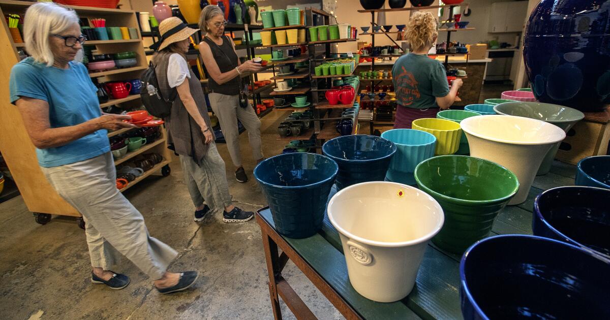 La vente de bail perdu dans la salle d’exposition de Bauer Pottery LA attire les collectionneurs