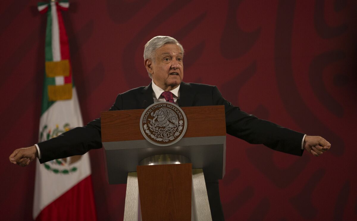 El presidente de México, Andrés Manuel López Obrador, da su conferencia de prensa matutina diaria en el palacio presidencial