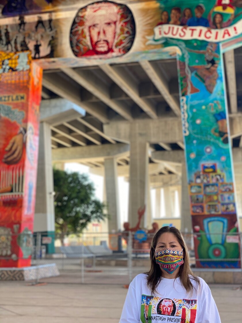 María Puga, viuda de Anastasio Hernández posa junto al mural pintado en Parque Chicano en memoria del inmigrante mexicano