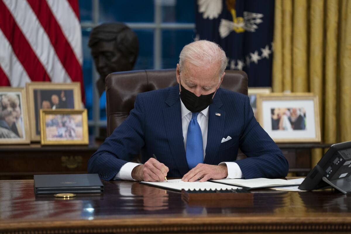 El presidente Joe Biden firma una orden ejecutiva en materia migratoria