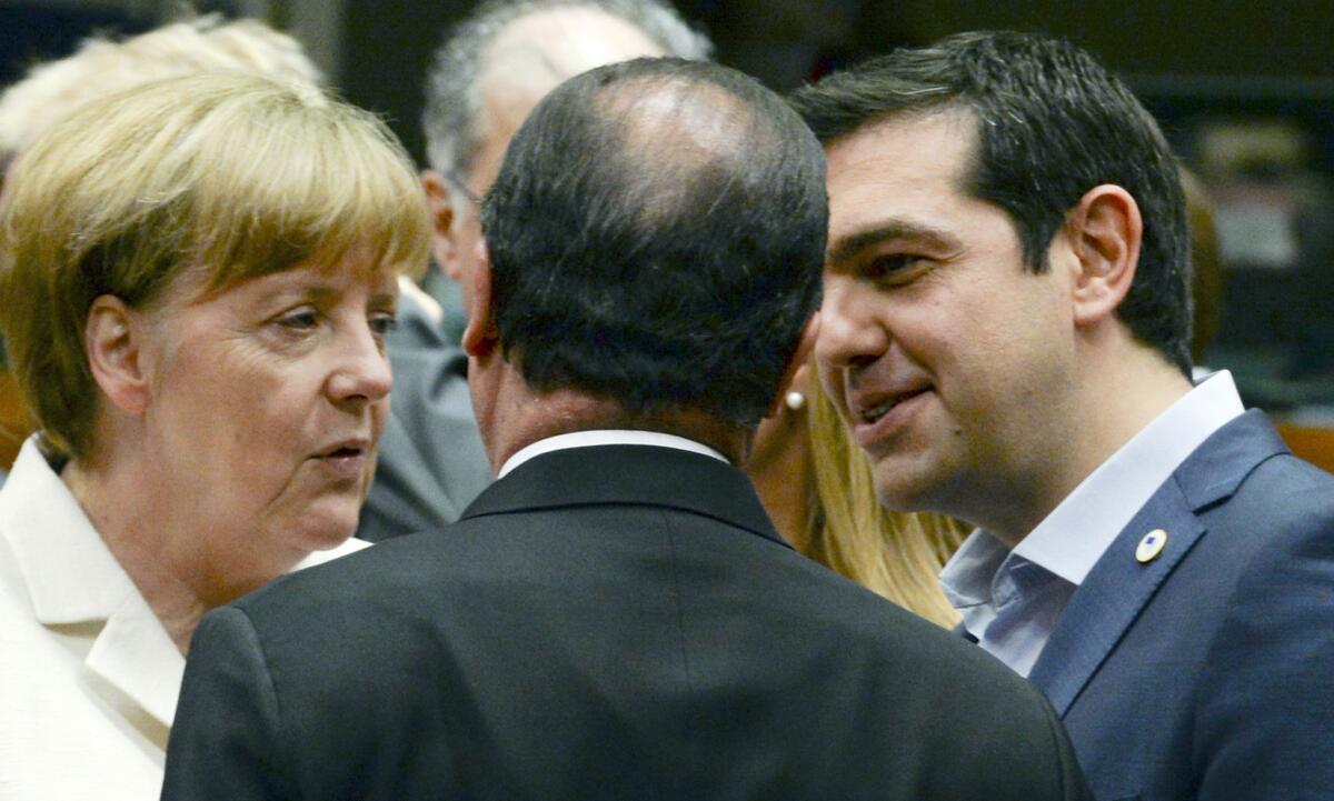 La canciller alemana Angela Merkel, izquierda, dialoga con el presidente francés Francois Hollande, centro, y el primer ministro griego Alexis Tsipras durante una reunión de jefes de Estado de la eurozona en Bruselas, el domingo 12 de julio de 2015. (Foto AP)