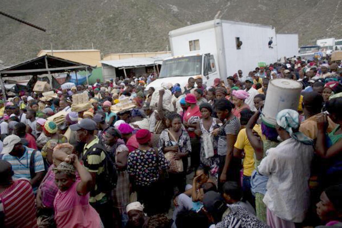 Haitianos esperan por la apertura del puesto fronterizo entre Jimani, Rep¿blica Dominicana, y Malpass, HaitÌ, en un dÌa de mercado, el jueves 18 de junio de 2015. Rep¿blica Dominicana comenzar· el jueves 18 de junio de forma paulatina la repatriaciÛn de los miles de inmigrantes haitianos que no lograron inscribirse en un programa para legalizar su estatus.(AP Foto/Rebecca Blackwell)