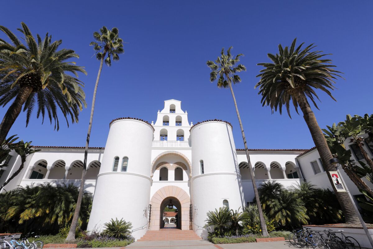 Hepner Hall en el campus de la Universidad Estatal de San Diego.