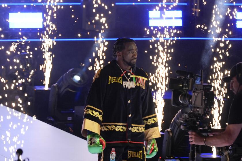 Terence Crawford camina hacia el entarimado previo al combate por el título super welter ante Israil Madrimov, en Los Ángeles, el sábado 3 de agosto de 2024. Terence Crawford walks to the ring before a super welterweight championship boxing match against Israil Madrimov in Los Angeles, Saturday, Aug. 3, 2024. (AP Foto/Damian Dovarganes)