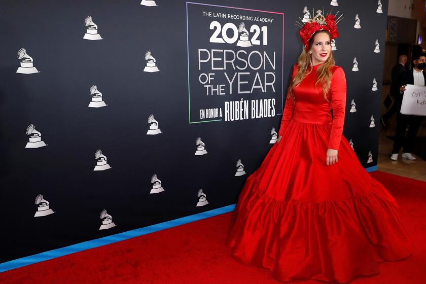 María Toledo desfila en la alfombra de la gala Persona del A?o del Latin Grammy