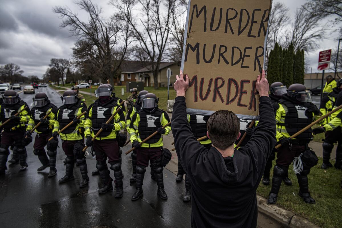 Manifestantes ante la policía protestan por la muerte a tiros de Daunte Wright