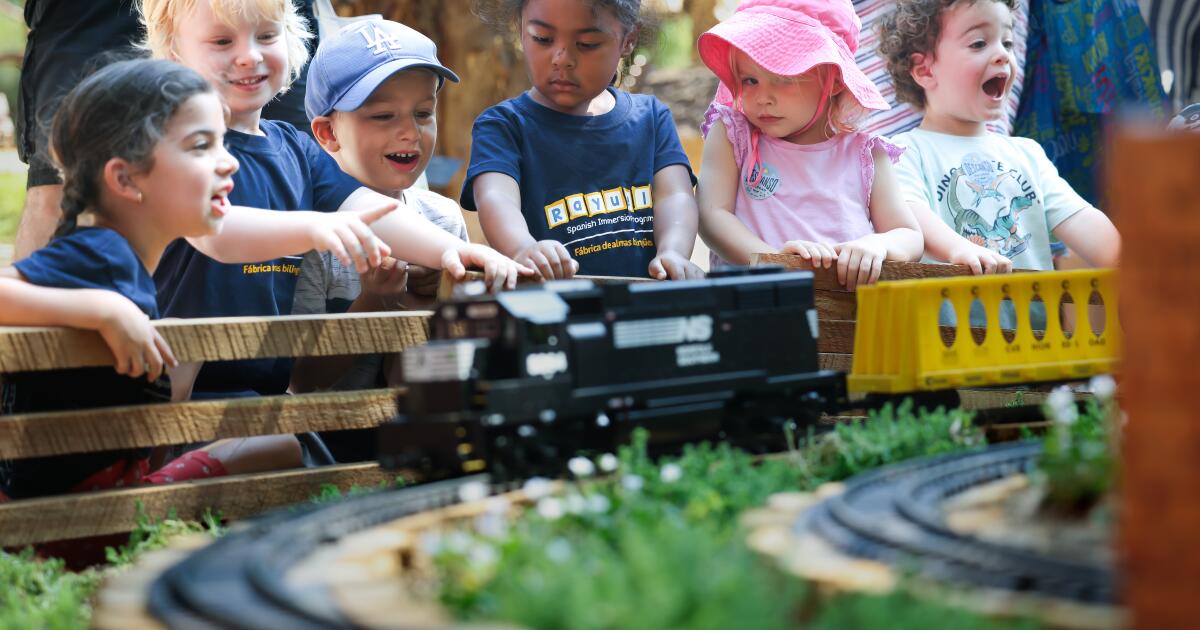 Descanso Gardens tren yolculuğu ve model tren bahçesini açıyor