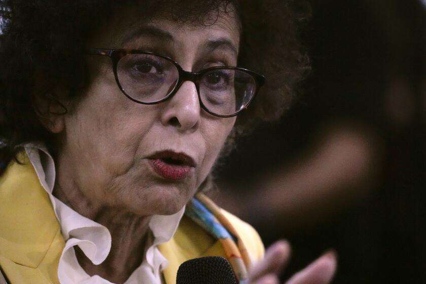 En esta imagen de archivo, la relatora especial de Naciones Unidas sobre libertad de opinión y expresión, Irene Khan, gesticula durante una conferencia de prensa en Mandaluyong, Filipinas, el 2 de febrero de 2024. (AP Foto/Aaron Favila, archivo)