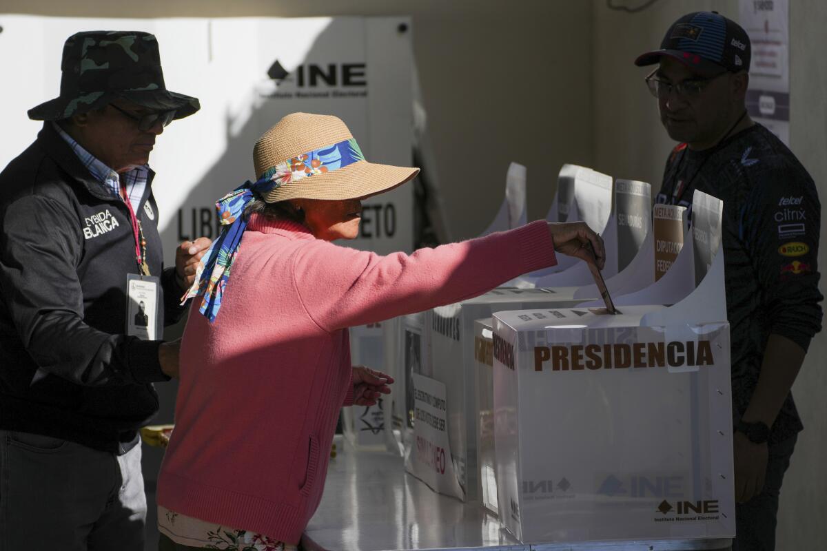 Una electora emite su voto durante las elecciones generales en la Ciudad de México, el domingo 2 de junio de 2024.
