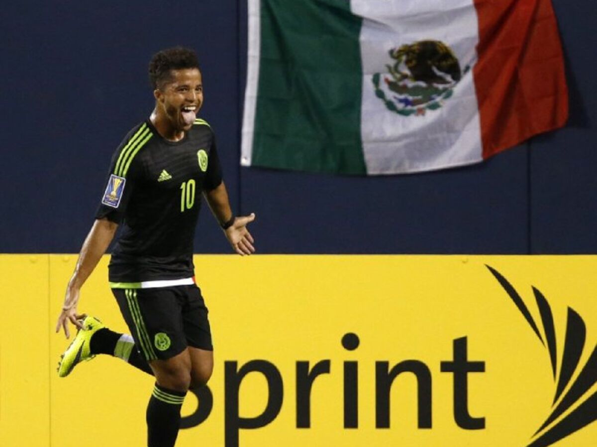 Mexican national team star Giovani Dos Santos has signed a 4 1/2-year contract with the Galaxy.
