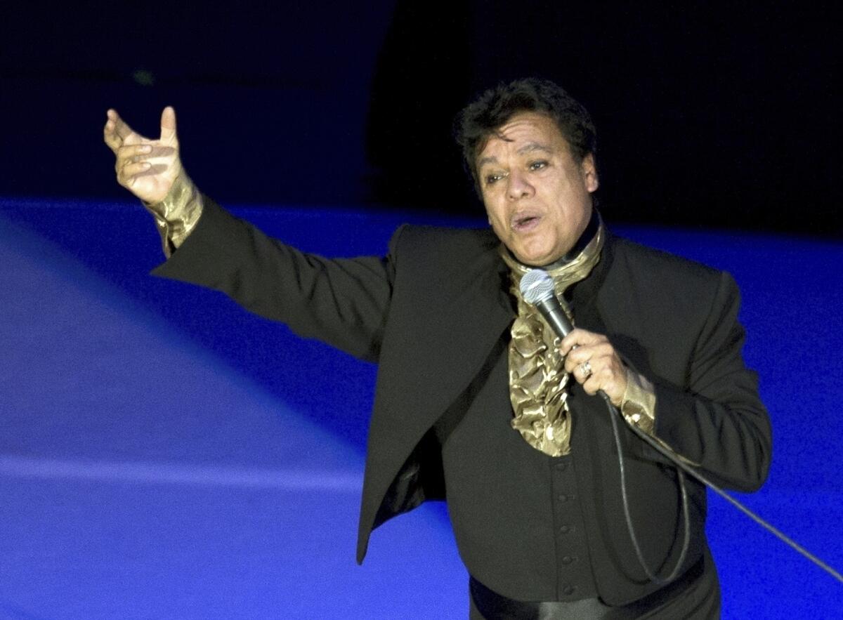 ARCHIVO - El cantautor mexicano Juan Gabriel durante su presentación 