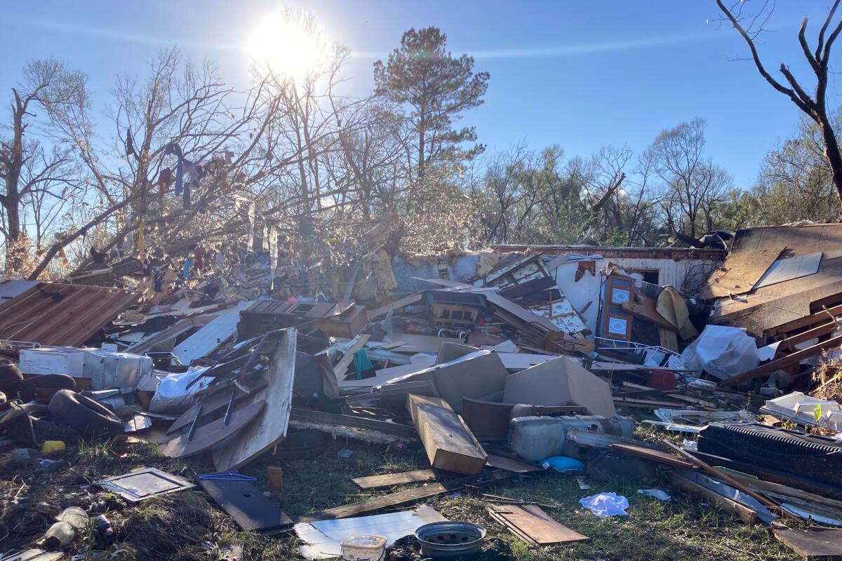 Una casa fue reducida a escombros tras el paso de una tormenta en Keithville, Luisiana, 