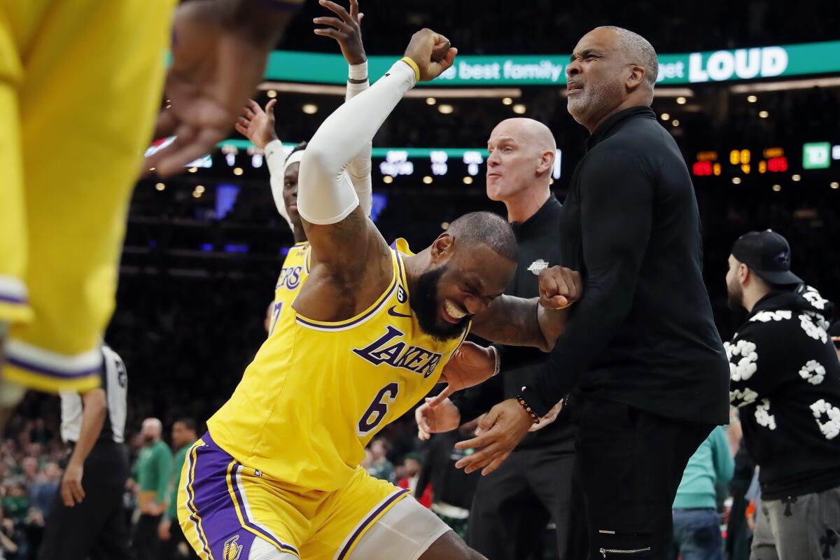 LeBron James, de los Lakers de Los Ángeles, protesta luego que no se marcó una falta 