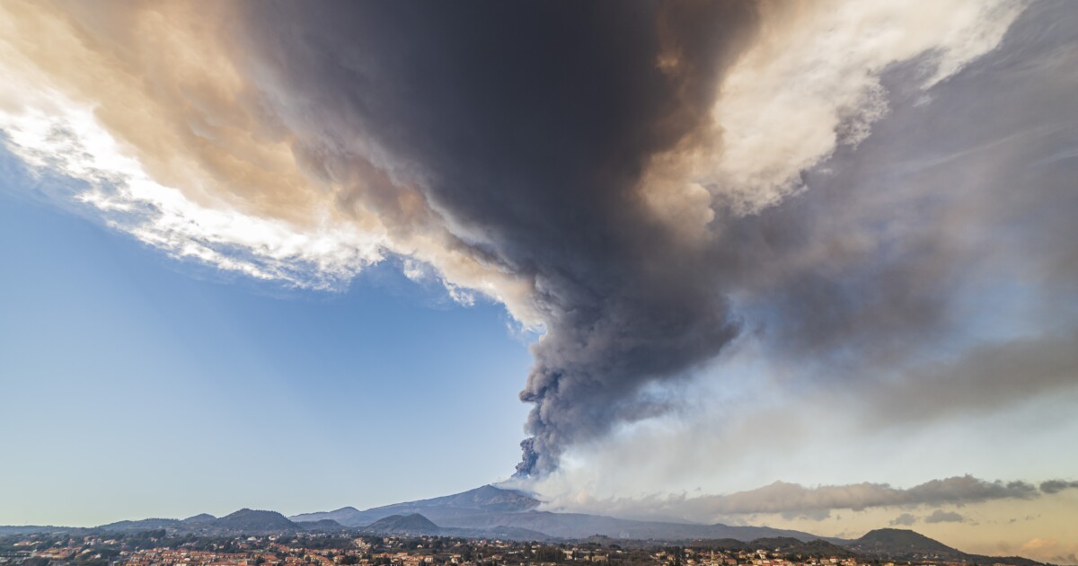 Italia: l’Etna vomita una nuvola di cenere sulla Sicilia