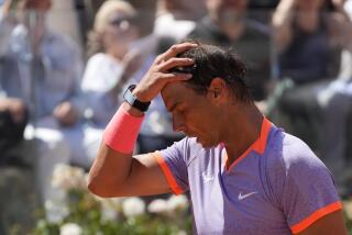 El español Rafael Nadal abandona la cancha tras perder en la tercera ronda del Abierto de Italia ante el polaco Hubert Hurkacz el sábado 11 de mayo del 2024. (AP Foto/Gregorio Borgia)