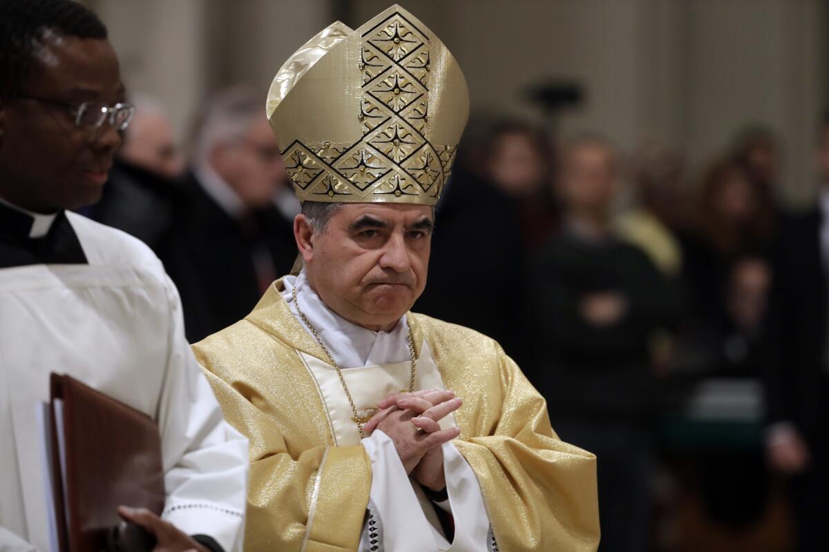 ARCHIVO - En esta foto del 9 de febrero del 2017, el cardenal Giovanni Angelo Becciu 