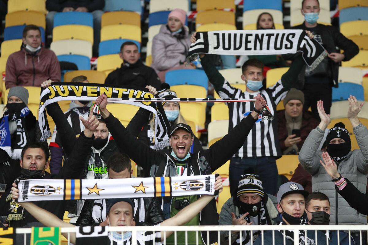 Hinchas de la Juventus alientan previo al partido del Grupo G de la Liga de Campeones contra el Dínamo de Kiev