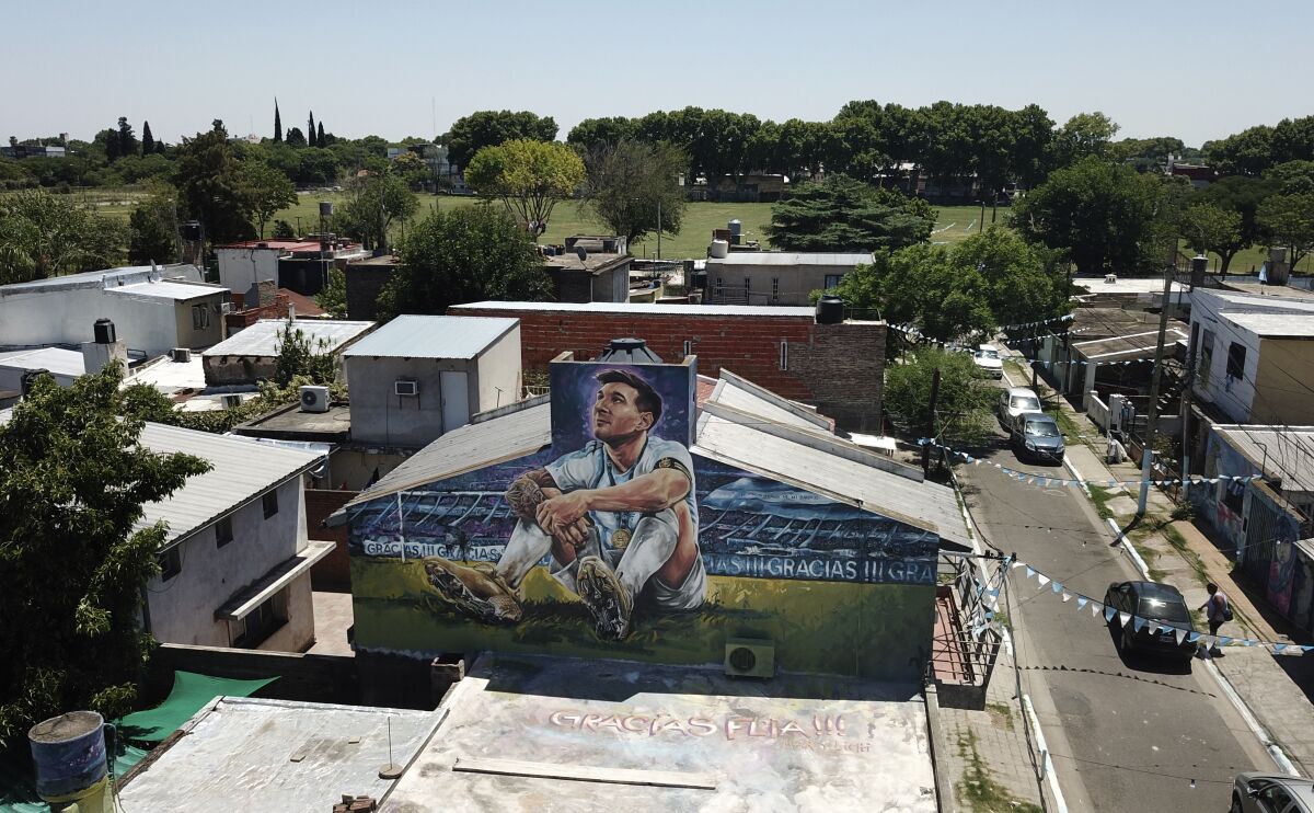 Une peinture murale du joueur de football Lionel Messi recouvre la maison où il vivait à Rosario, en Argentine.