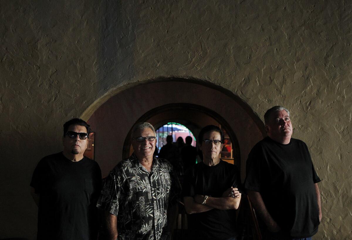 De izq. a der., Cesar Rosas, Conrad Lozano, Louie Perez y David Hidalgo, los integrantes de la legendaria banda chicana Los Lobos, que se presenta este domingo en el festival Music Tastes Good.