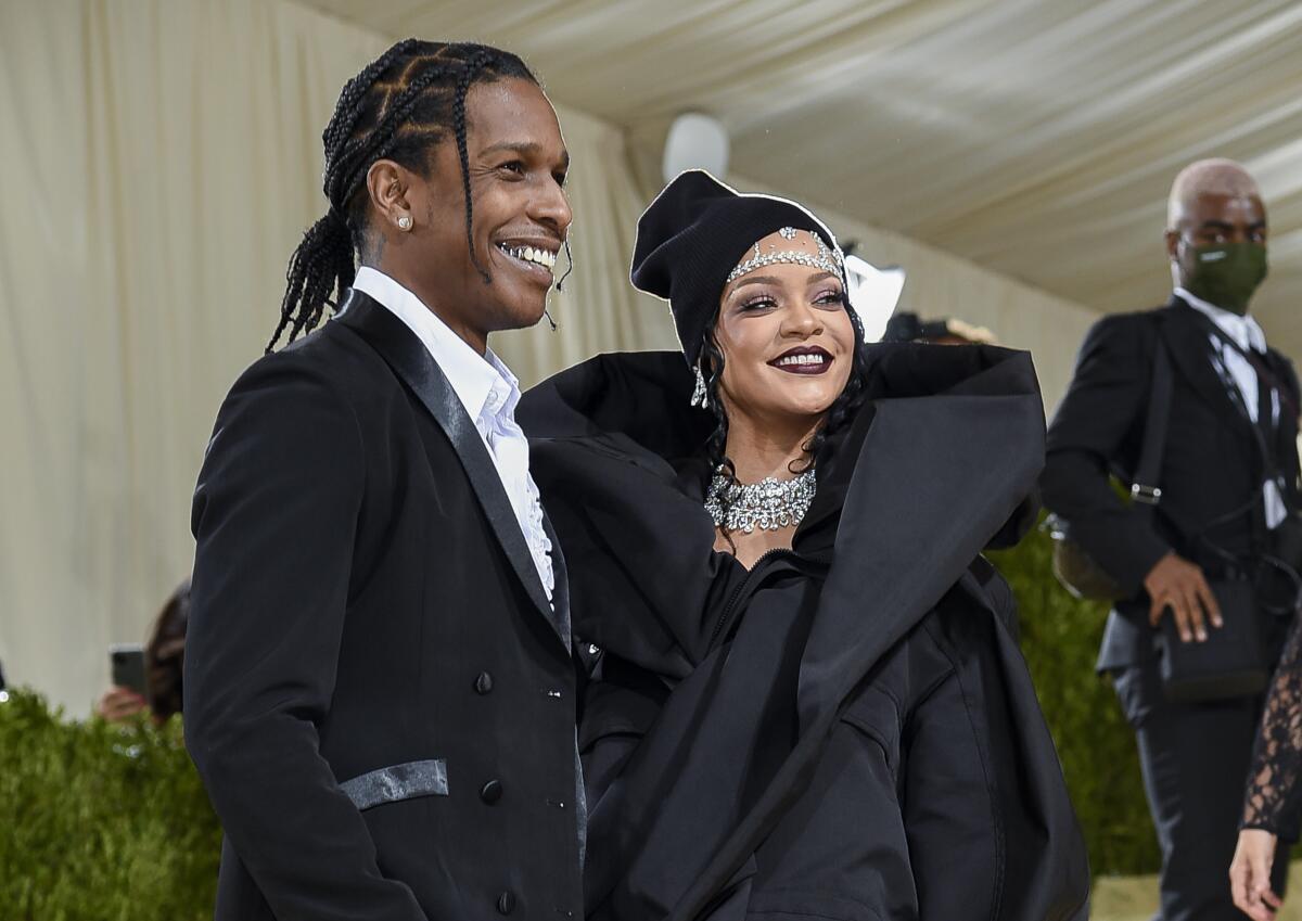 ARCHIVO - A$AP Rocky, a la izquierda, y Rihanna asisten a la 