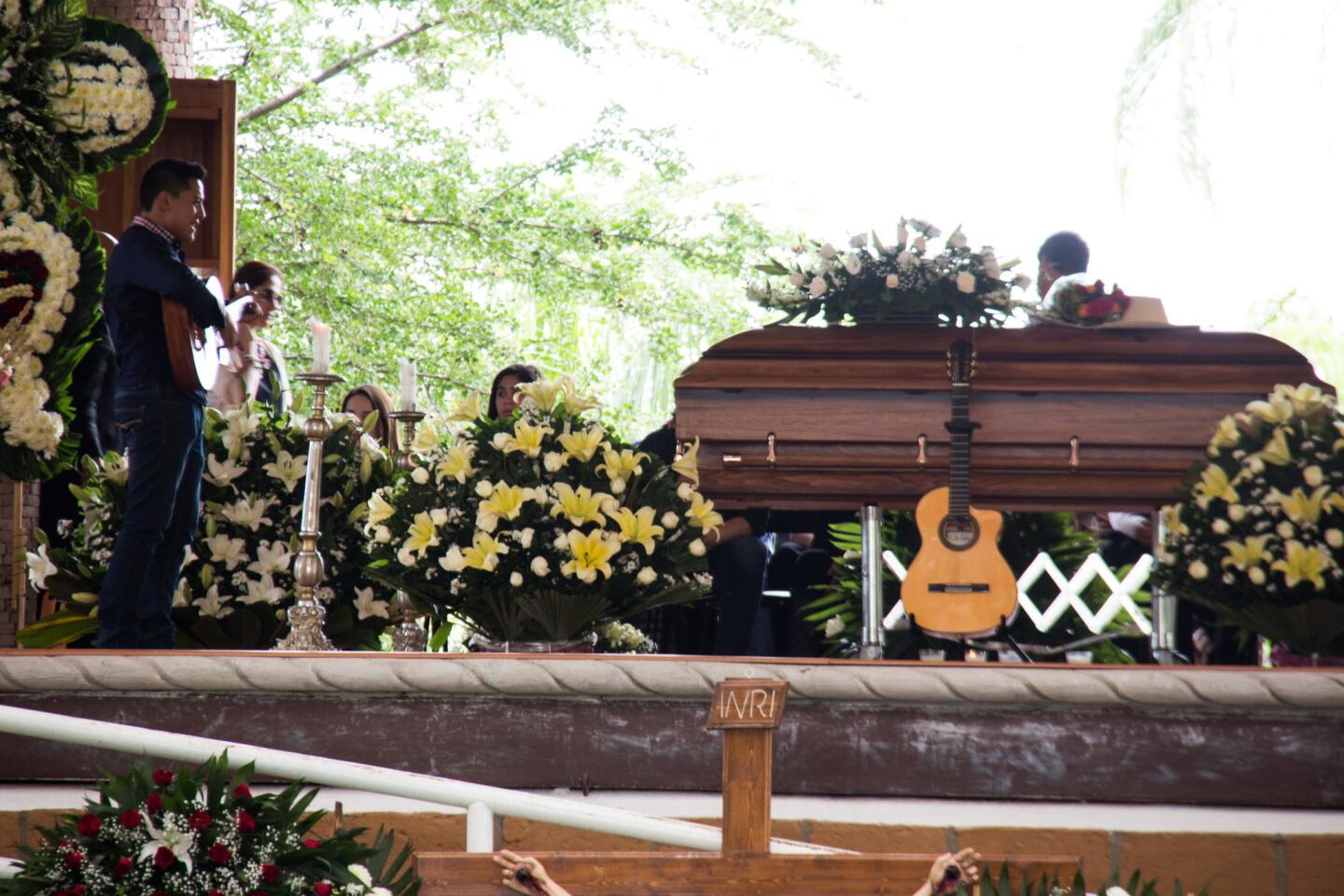 COLEGAS DEL CANTAUTOR MEXICANO JOAN SEBASTÍAN LAMENTAN LA MUERTE DEL "POETA DEL PUEBLO"