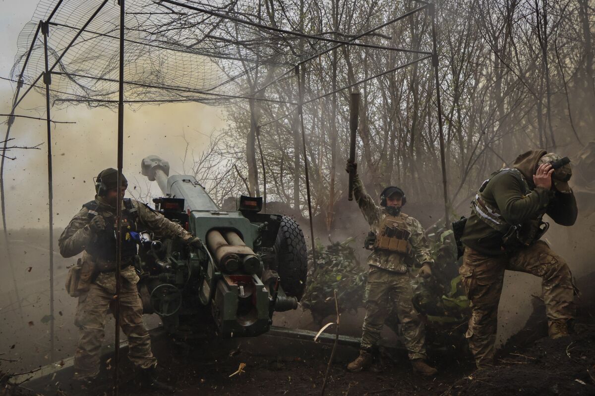 Soldados ucranianos batallando cerca de Bájmut, en Ucrania,