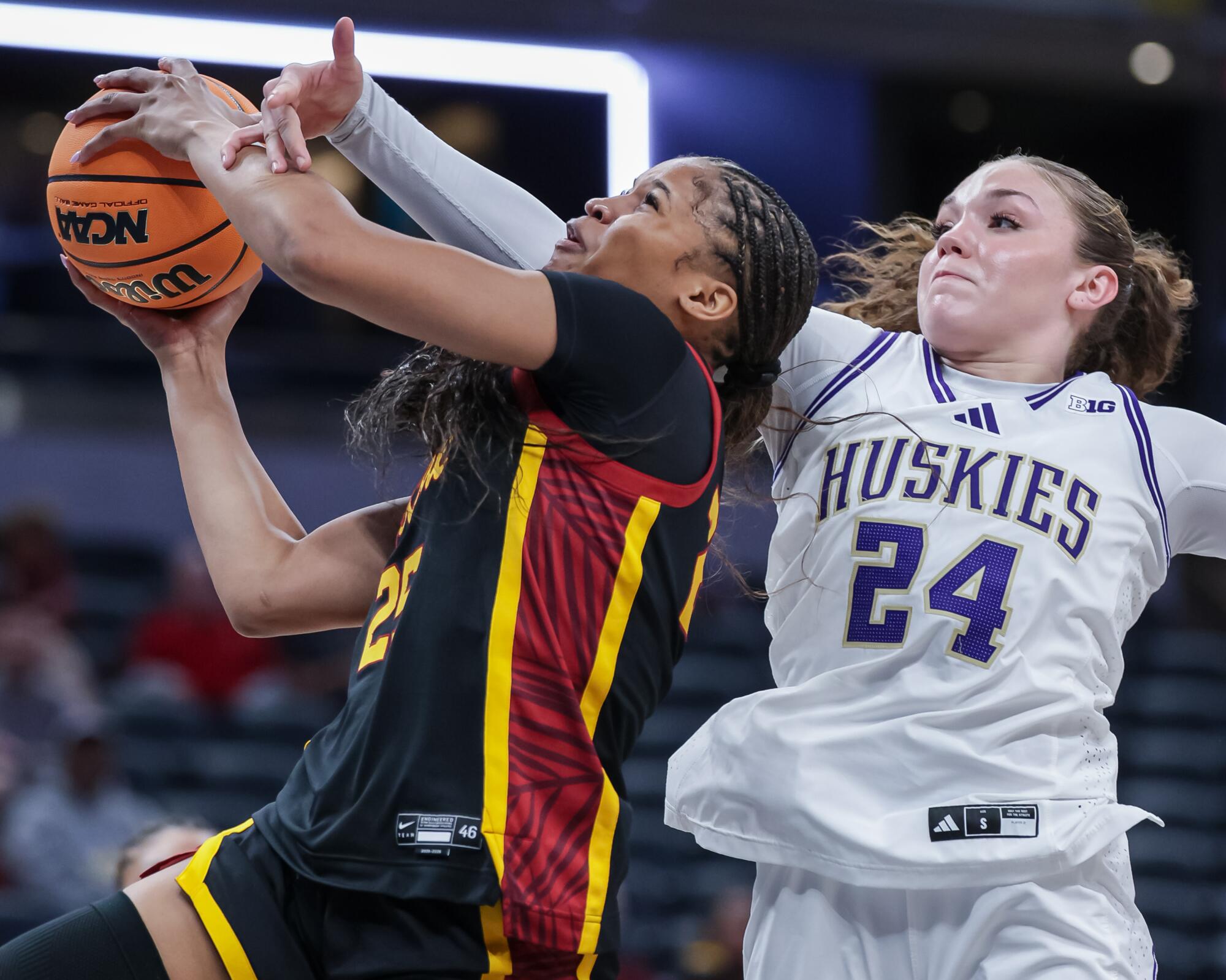 جازي دافيدسون سيخضع لتصوير بالرنين المغناطيسي بعد هزيمة بطولة USC Big Ten أمام واشنطن جازي دافيدسون سيخضع لتصوير بالرنين المغناطيسي بعد هزيمة بطولة USC Big Ten أمام واشنطن