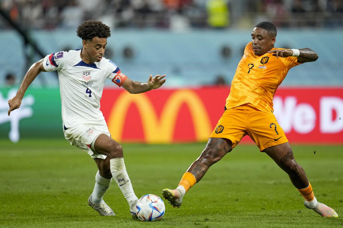 Tyler Adams of the U.S. and Steven Bergwijn of the Netherlands vie for the ball.