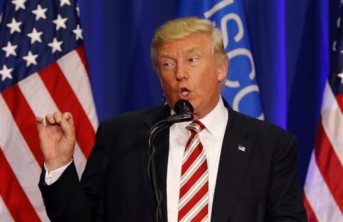 El candidato presidencial republicano Donald Trump habla en un acto de campaña en West Bend, Wisconsin, el 16 de agosto de 2016.