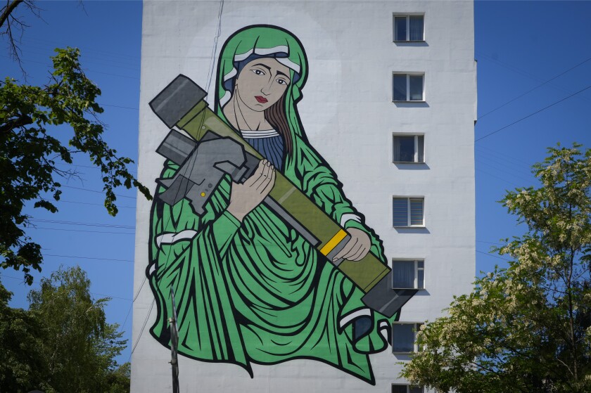 Un mural muestra una imagen conocida como "Santa Javelina", la Virgen María acunando un arma antitanque